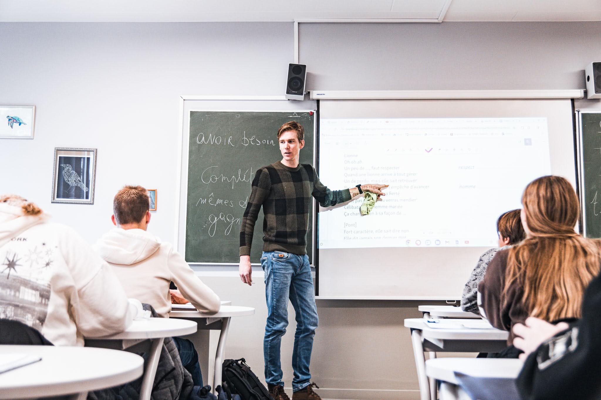 GO! atheneum Geraardsbergen richt ‘7de Naamloos Jaar’ in dat leerlingen uit praktijkgerichte opleidingen moet klaarstomen voor de uitdagingen van professionele bacheloropleidingen