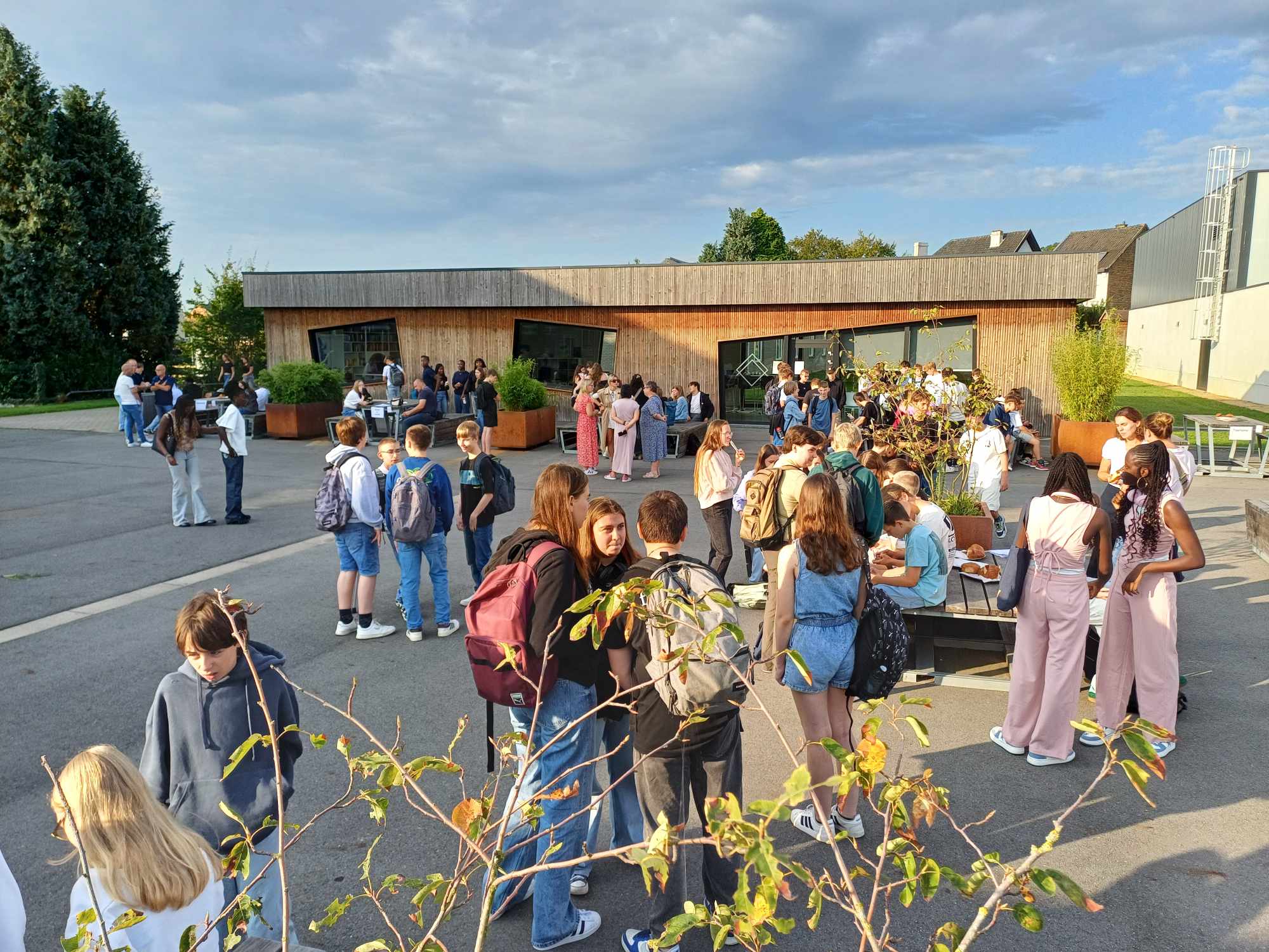 GO! atheneum Geraardsbergen start de eerste schooldag met recordaantal leerlingen, een afgewerkte nieuwbouw en 4 nieuwe studierichtingen